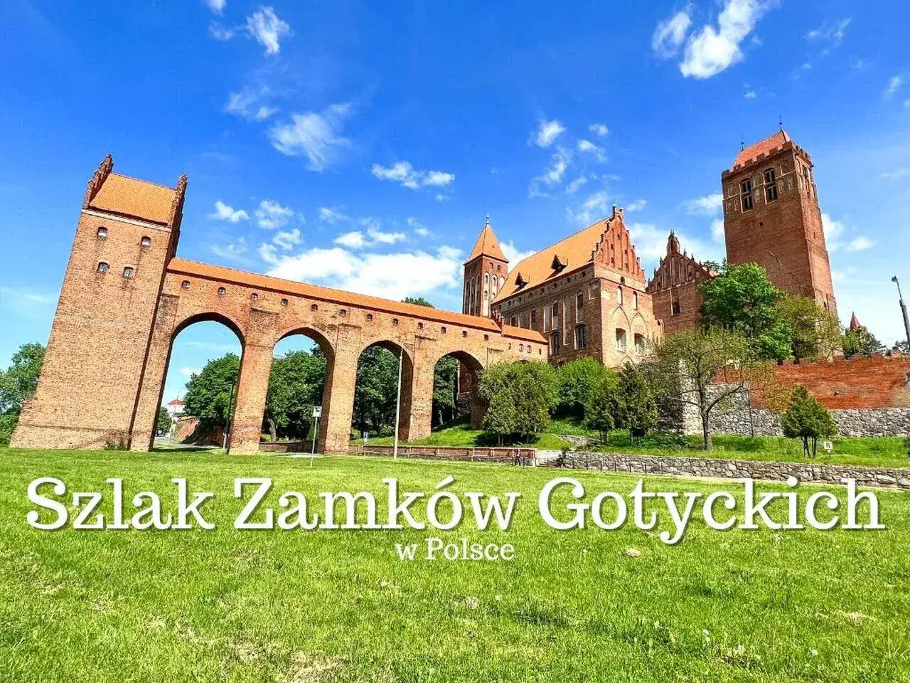 Gotycki zamek z charakterystycznym łukowym mostem, część szlaku zamków krzyżackich.