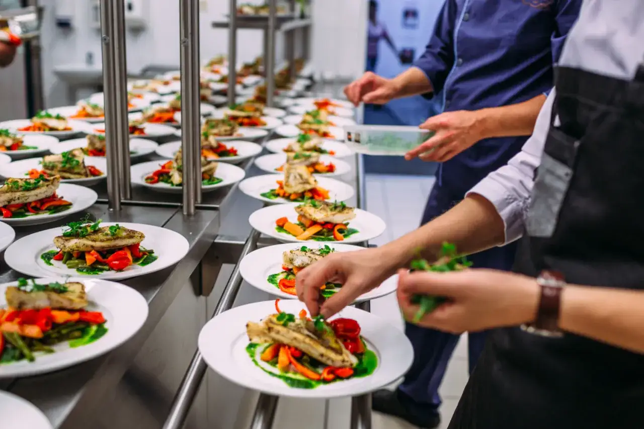 Różne style cateringu na imprezy, catering bufetowy, catering serwowany