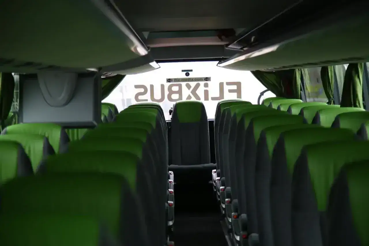 Puste siedzenia w autobusie FlixBus. Wiele osób chwali sobie komfort podróży, co potwierdzają liczne flixbus opinie.