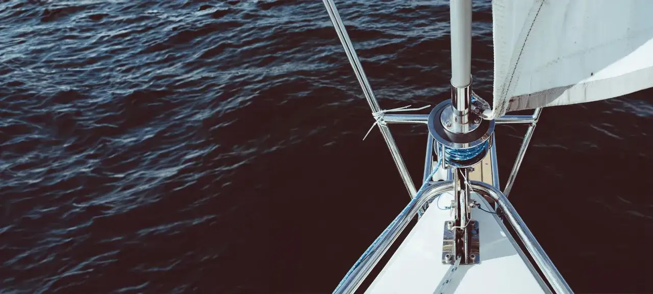 Le voile avant du bateau est prêt à être hissé sur les eaux sombres.