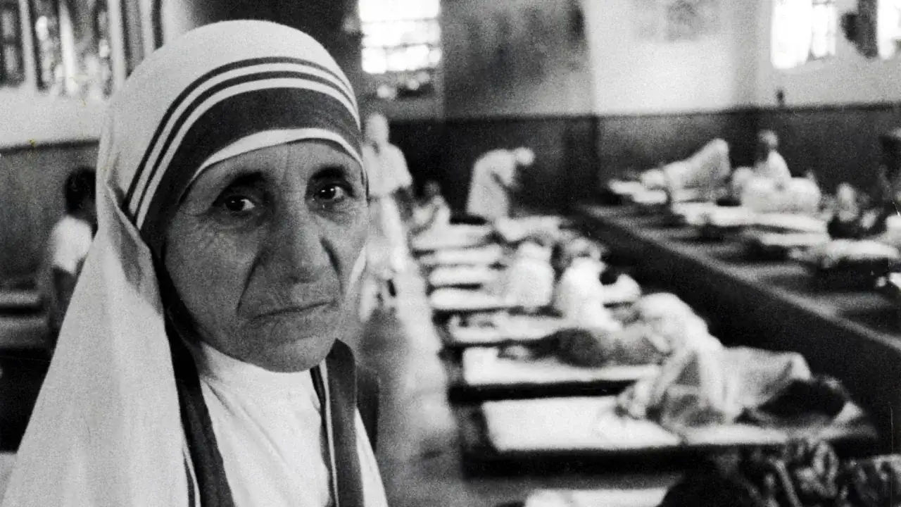Mutter Teresa im Vordergrund, im Hintergrund Kranke in Betten. Die Darstellung wirft Fragen auf, die zu Kritik an Mutter Teresa f&uuml;hrten.