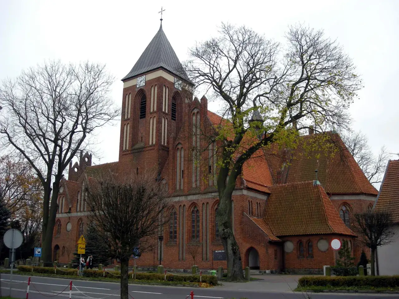 Gotycka ceglana świątynia w Czersku, z charakterystyczną wieżą i zegarem. Jedna z głównych czersk atrakcje.