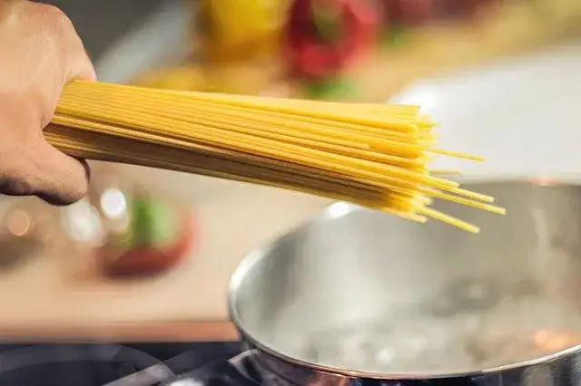 Gotowanie makaronu spaghetti w garnku