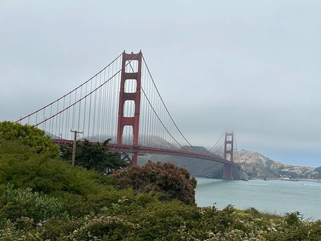 Puente Golden Gate envuelto en niebla, una vista ic&oacute;nica de qu&eacute; hacer en San Francisco.