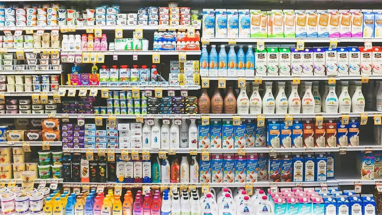 Estanterías llenas de leche de almendras, coco y otras bebidas vegetales.