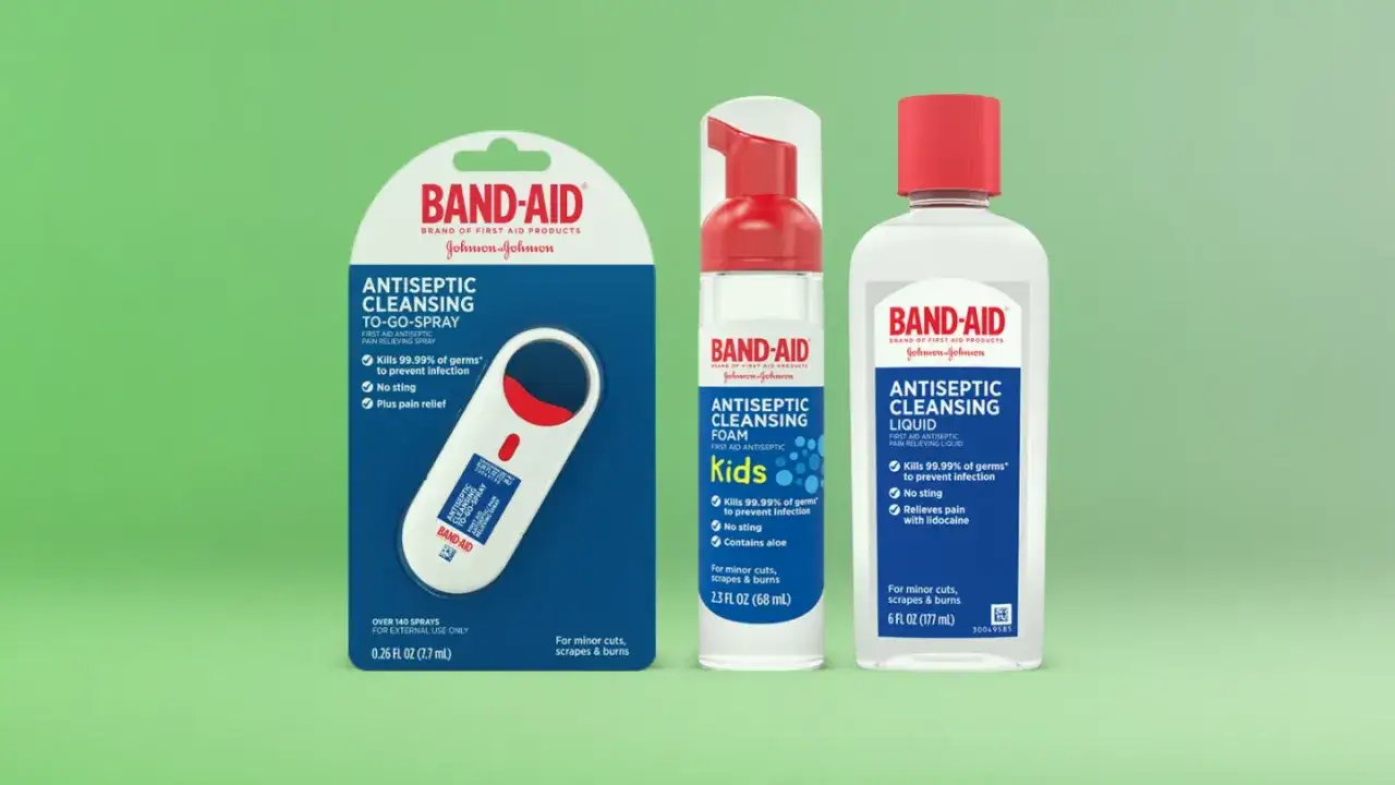 Zestaw produktów Band-Aid: spray, pianka i płyn do dezynfekcji ran. Oktaseptal w płynie i piance zapewnia ulgę w bólu.