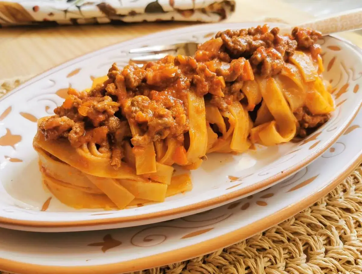 Herzhafte Tagliatelle Bolognese auf einem Teller, ein Klassiker der italienischen K&uuml;che.
