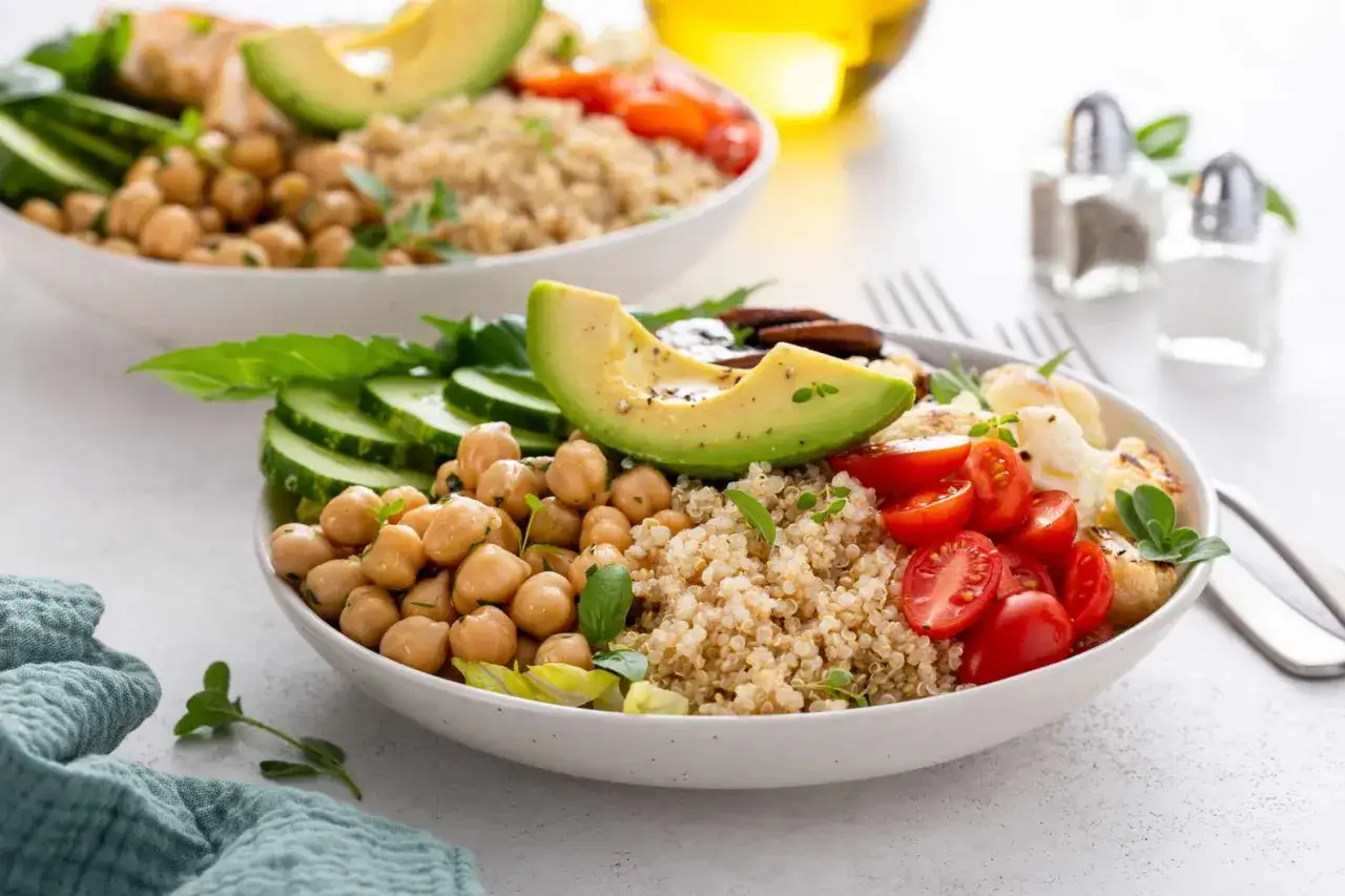 Buddha bowl con ceci, quinoa, avocado e verdure fresche. Un pasto sano per chi vuole dimagrire velocemente.