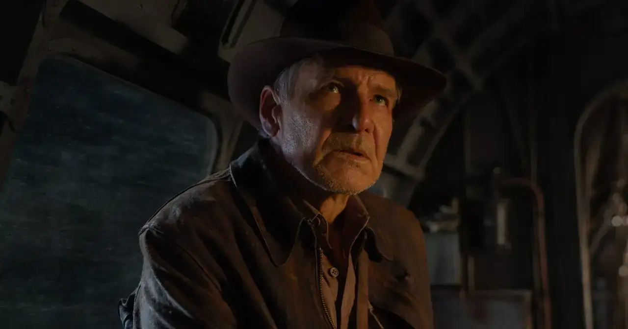 Harrison Ford w kapeluszu i skórzanej kurtce, wygląda na starszego, ale wciąż gotowego na przygodę. Ile lat ma Harrison Ford?