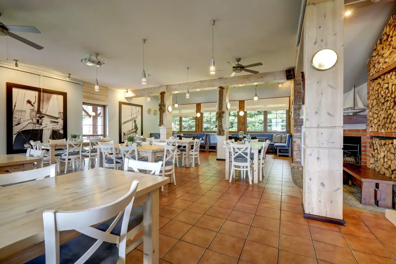 Restauracja Pod Dębem Łódź wnętrze