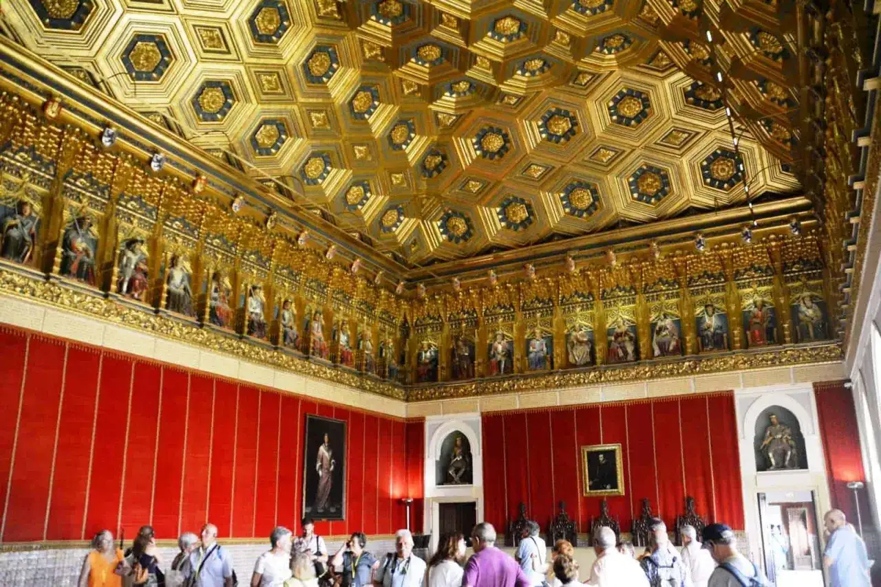 El impresionante interior del Alcázar de Segovia deslumbra con su techo dorado y figuras históricas.