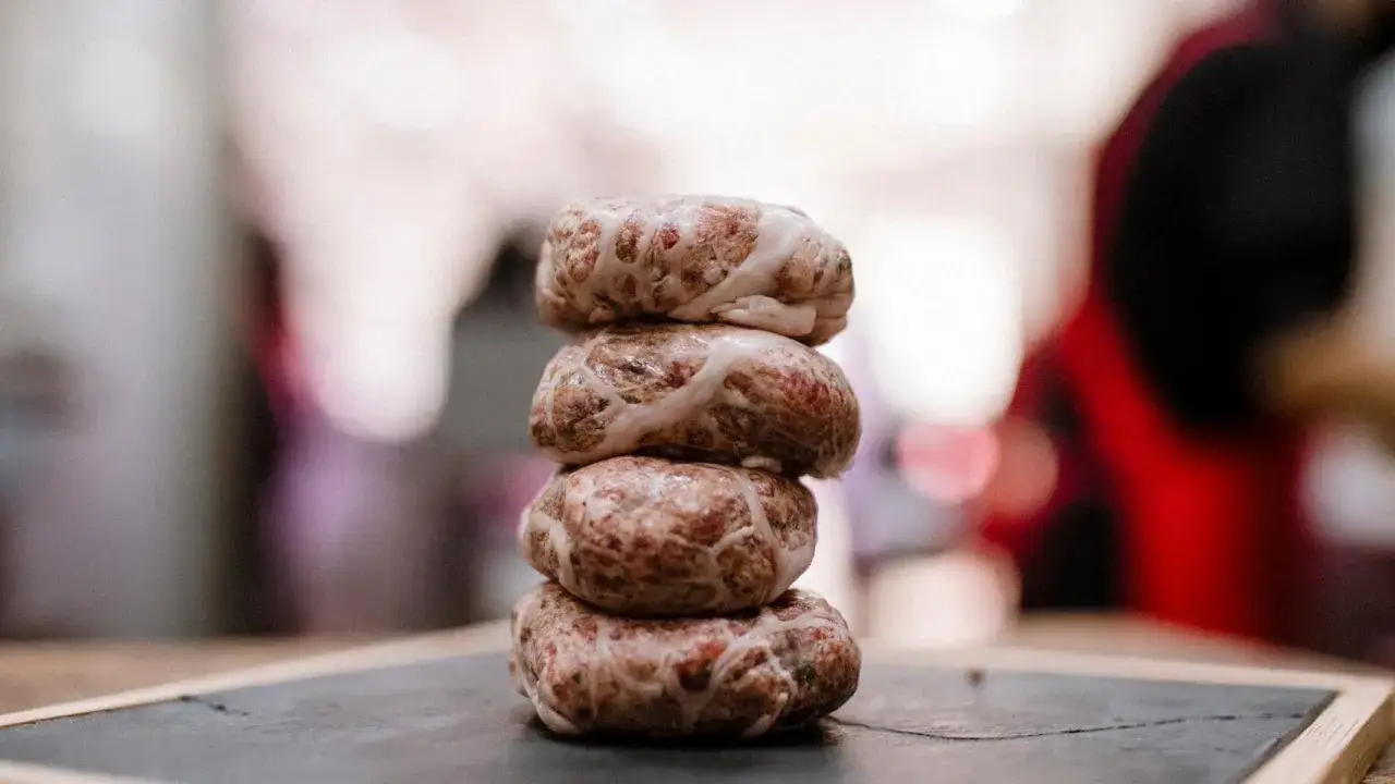 Torre de cuatro figatells crudos, listos para cocinar. Saborea la tradici&oacute;n.