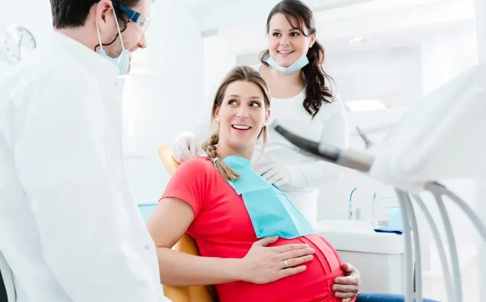 kobieta w ciąży u dentysty, dziecko u dentysty