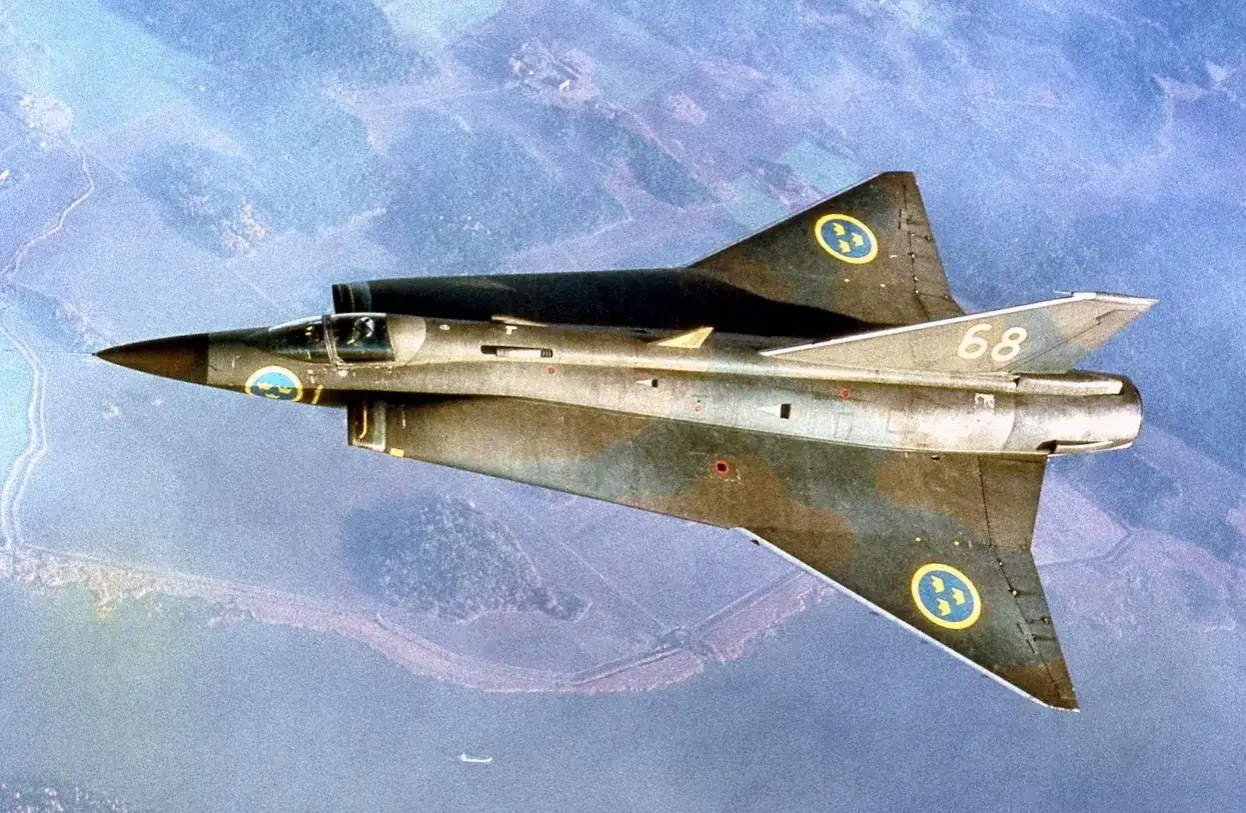 Saab Draken, ett ikoniskt exempel på svenska stridsflygplan genom tiderna, flyger över ett landskap.