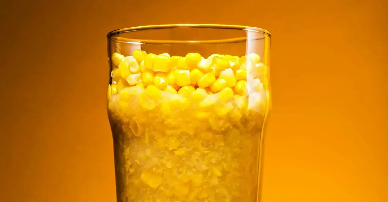 Verre rempli de grains de maïs, rappelant une bière artisanale aux dms.
