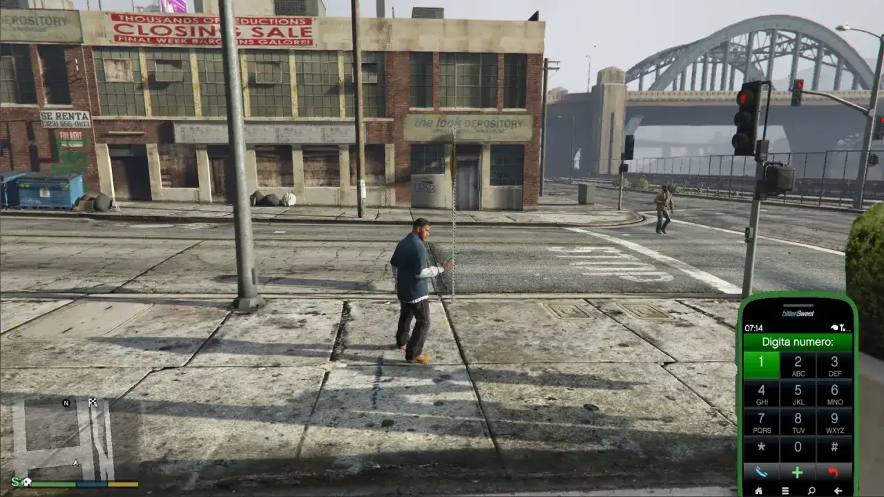 Personaggio in GTA 5 su Xbox Serie S digita un numero sul telefono, forse per attivare trucchi.
