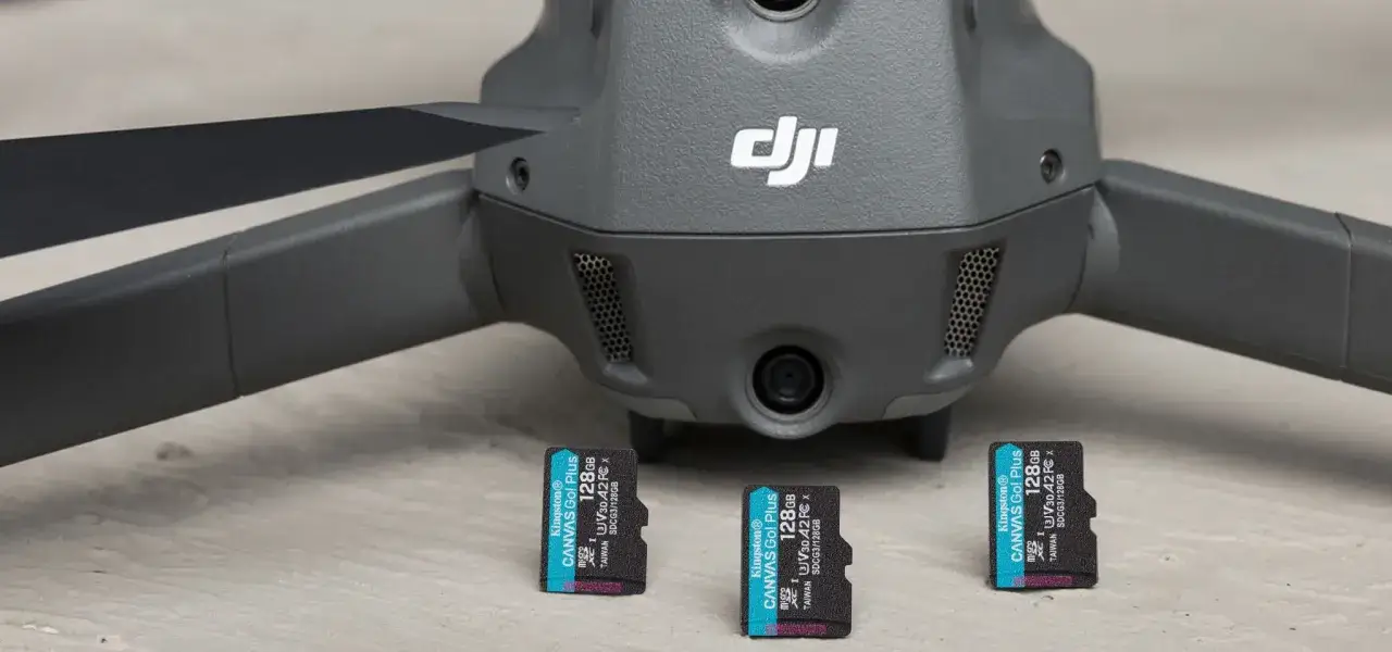 Dron DJI z trzema kartami pamięci Kingston 128GB. Jaka karta pamięci do drona 4K? Te karty są idealne.