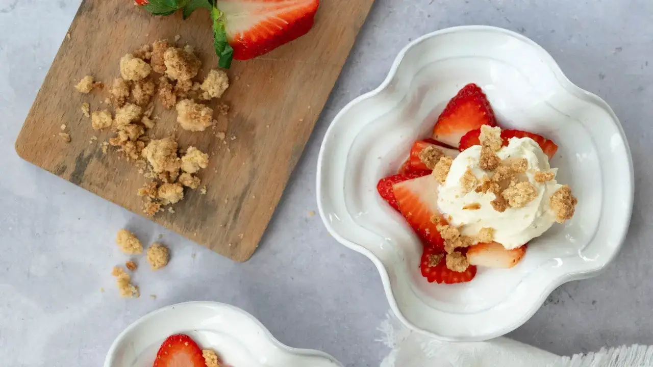 En sk&aring;l med f&auml;rska jordgubbar och kr&auml;mig mascarpone, toppad med smulor. En h&auml;rlig sommardessert.