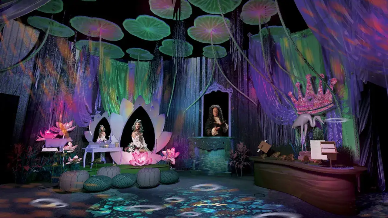 Bienvenue à cette exposition immersive à Paris, un monde onirique avec des nénuphars géants, des cascades colorées et des personnages de conte de fées.