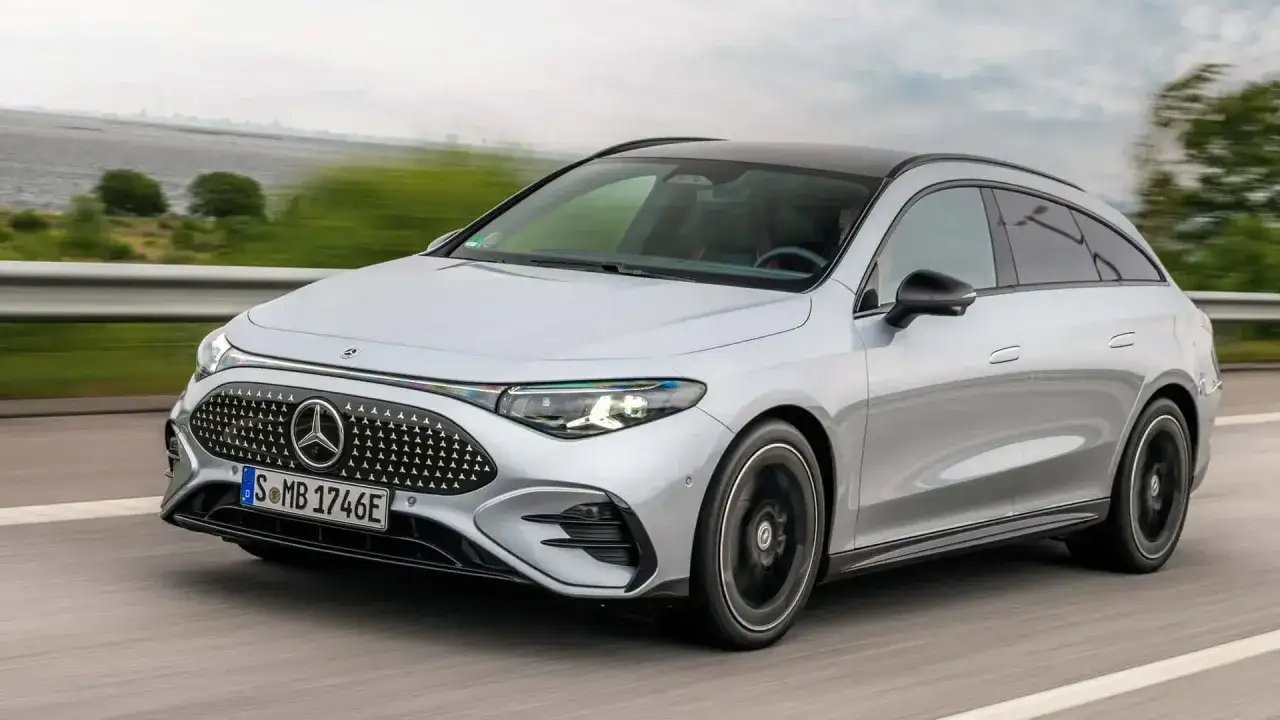 Silberner Mercedes CLA Shooting Brake Elektro fährt auf einer Straße.