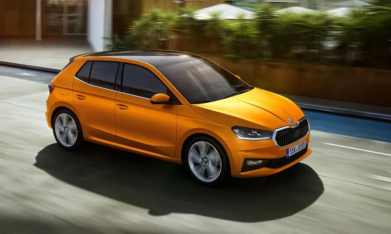 En orange Skoda Fabia k&ouml;r p&aring; en v&auml;g. Inga problem med denna bil, bara ren k&ouml;rgl&auml;dje.