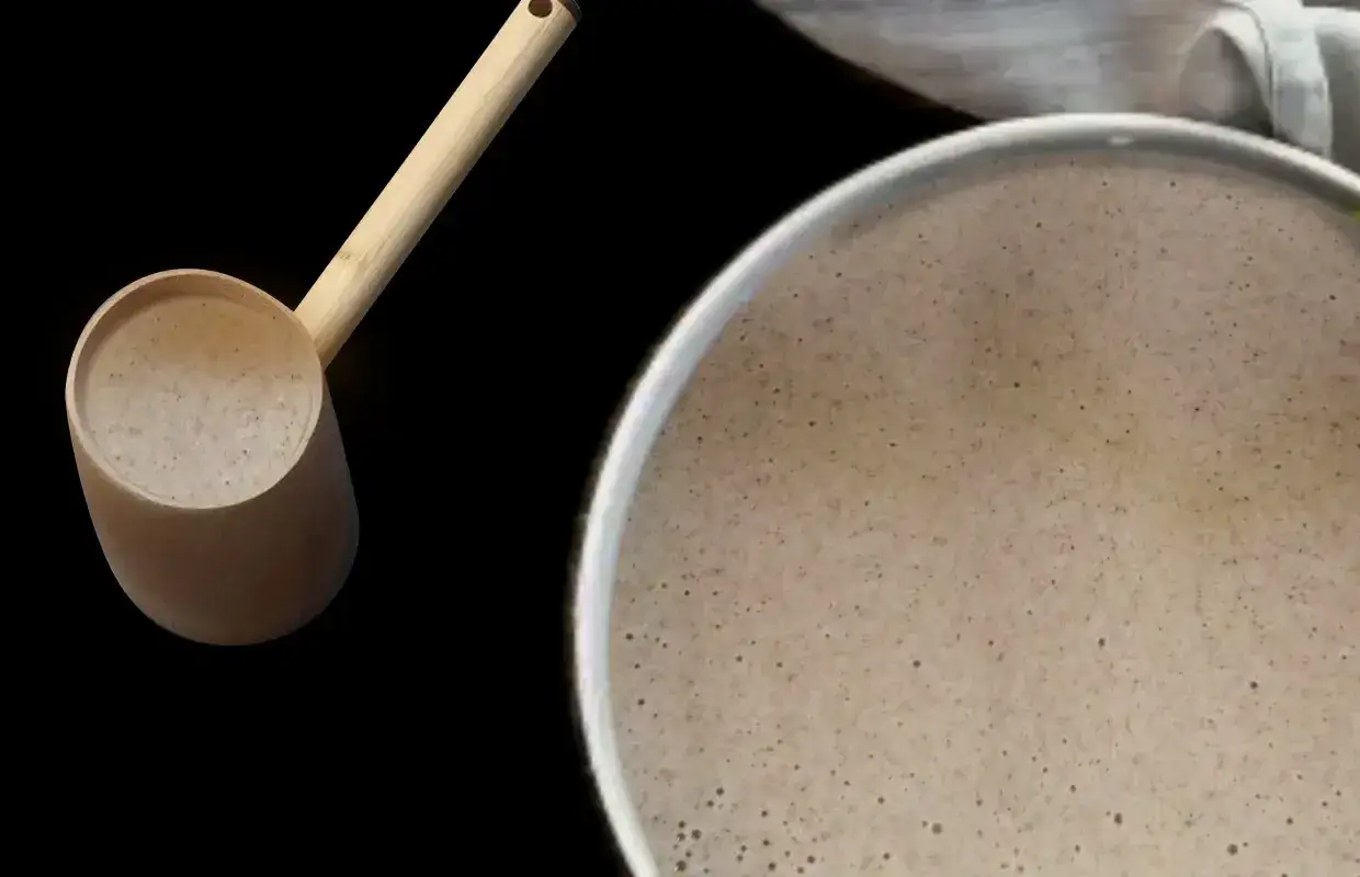 Louche en bois et p&acirc;te &agrave; cr&ecirc;pes pour apprendre comment faire des cr&ecirc;pes bretonnes.