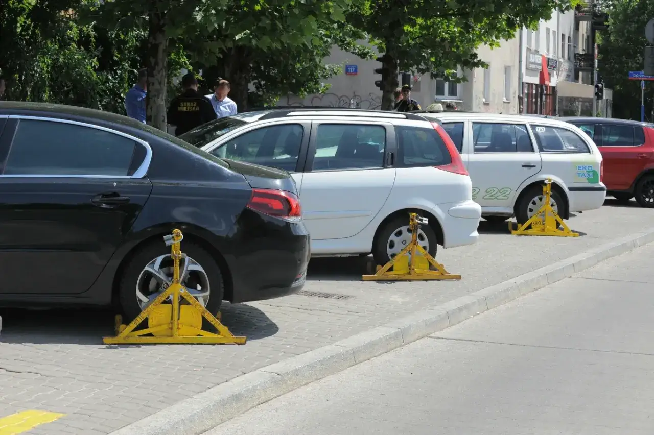 Samochody z blokadami na kołach na chodniku. Straż miejska interweniuje, gdy czy można parkować na chodniku.
