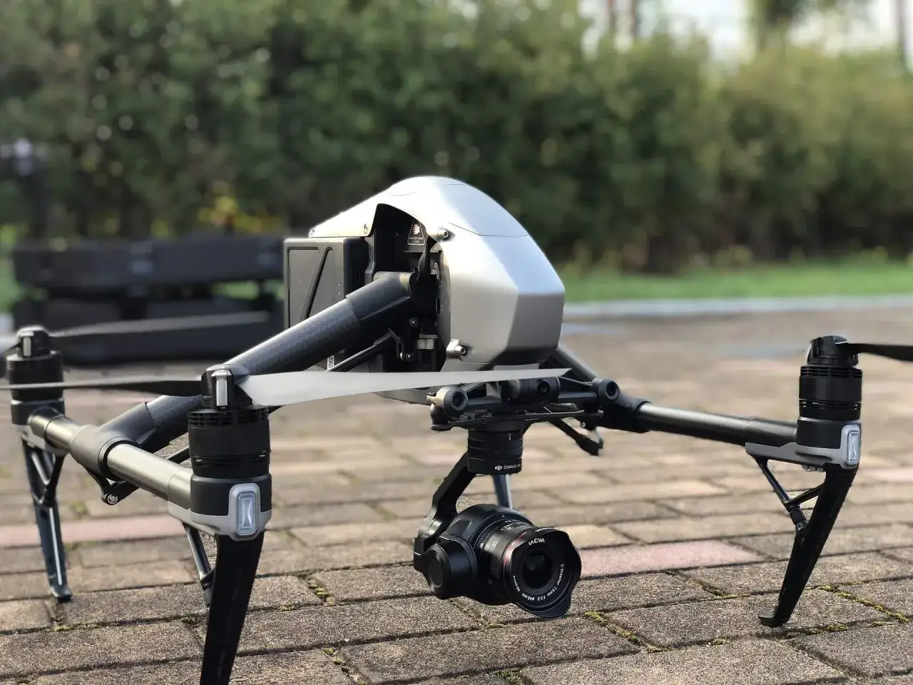 Professionelle Drohne mit Kamera, bereit für den Flug. Beachten Sie die Regeln, um eine **Drohne ohne Registrierung fliegen** zu dürfen.