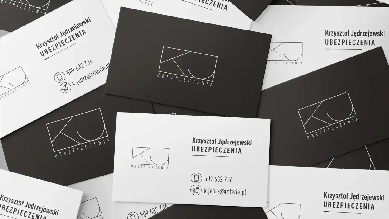 Stos czarno-białych wizytówek z logo 