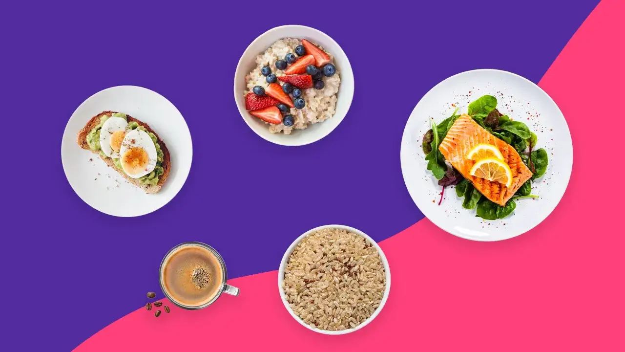 Petit-déjeuner sain : avocat toast, porridge aux fruits, saumon grillé, riz brun et café. Des aliments qui montrent qu'est-ce qui est bon pour le foie.