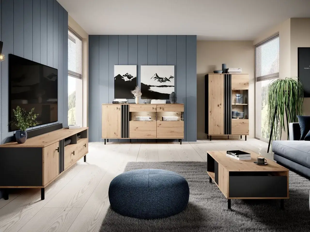 Wohnzimmer mit M&ouml;beln in Eiche rustikal modern kombiniert: TV-M&ouml;bel, Sideboard, Vitrine, Couchtisch und ein blauer Sitzhocker.