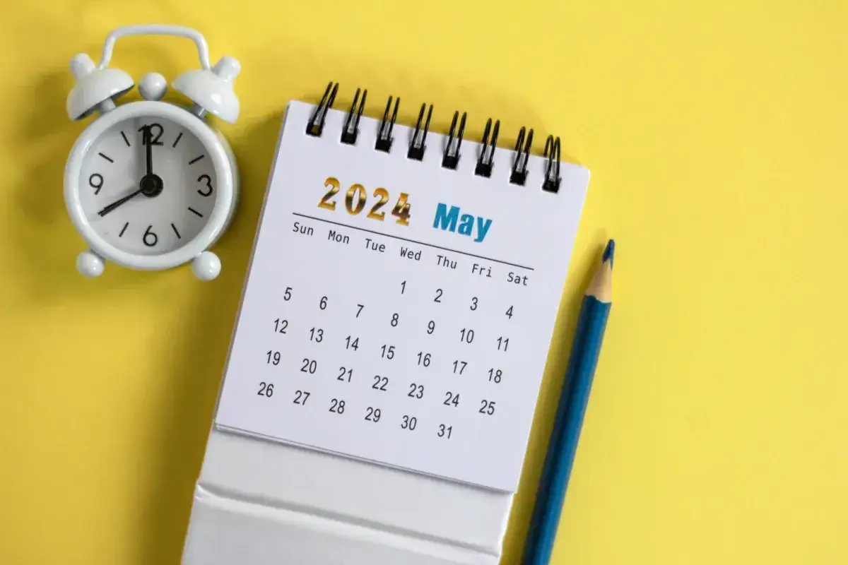 Budzik i kalendarz na maj 2024. Czas na decyzję, kiedy można złożyć apelację od wyroku.