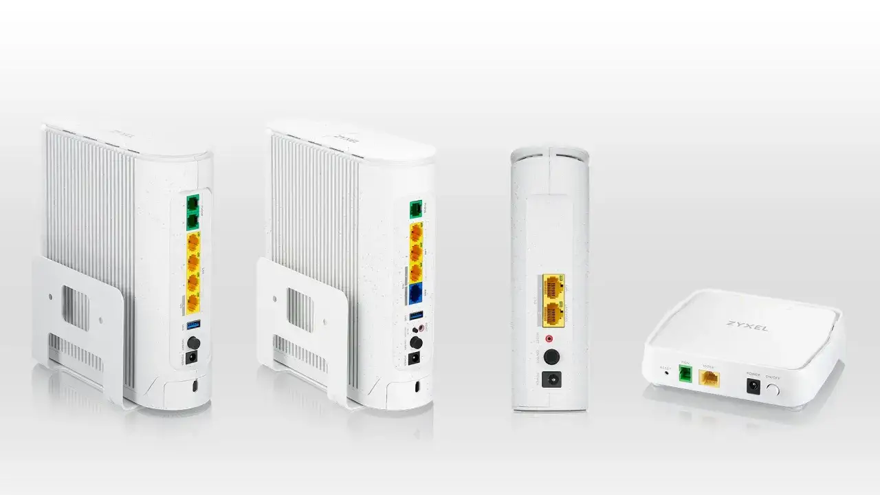 Trois routeurs Zyxel blancs, dont deux sur supports, et un petit bo&icirc;tier blanc. Pr&eacute;parez-vous pour le wifi 7 !
