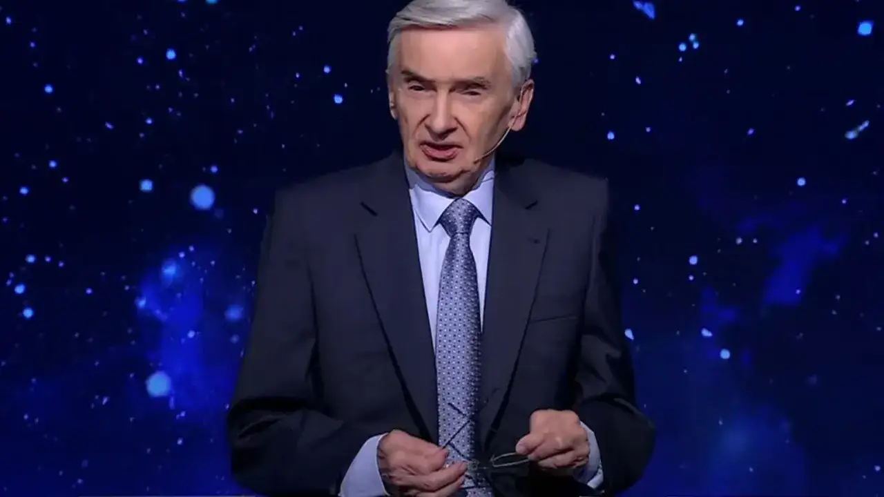 Stars twinkle behind a man in a suit, holding glasses. Czy to jeden z dziesięciu o której godzinie?