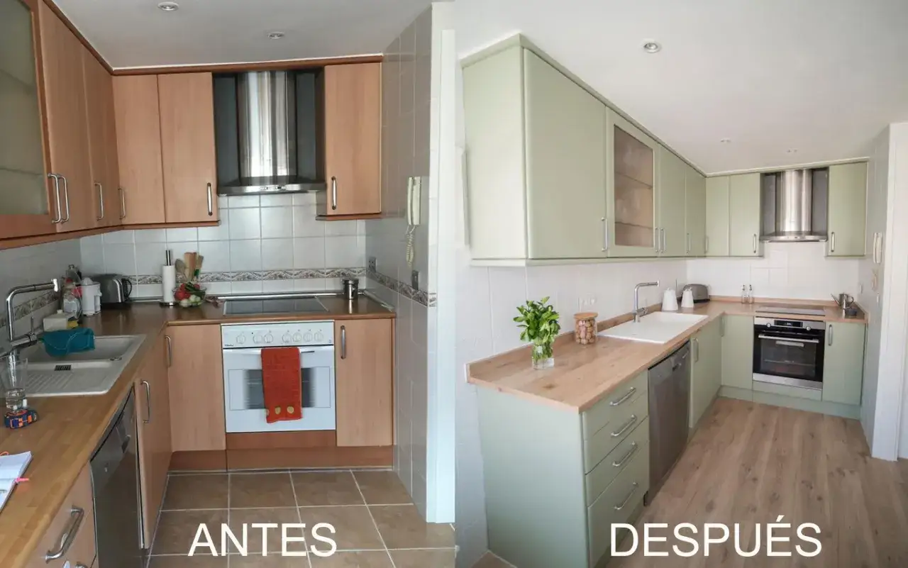 Cocina antes y después: un cambio radical para renovar cocina con poco dinero. Gabinetes verdes, encimera de madera y suelo nuevo.