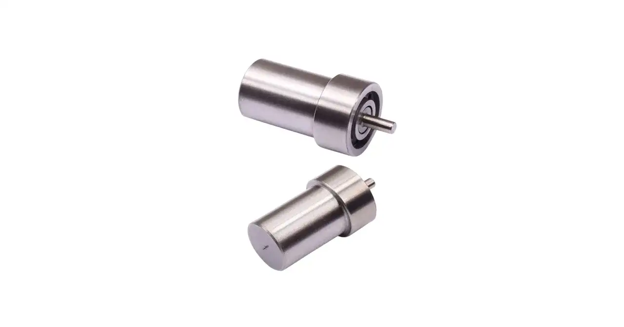 Zwei metallische Einspritzd&uuml;sen f&uuml;r Dieselmotoren, die f&uuml;r maximale power diesel sorgen.