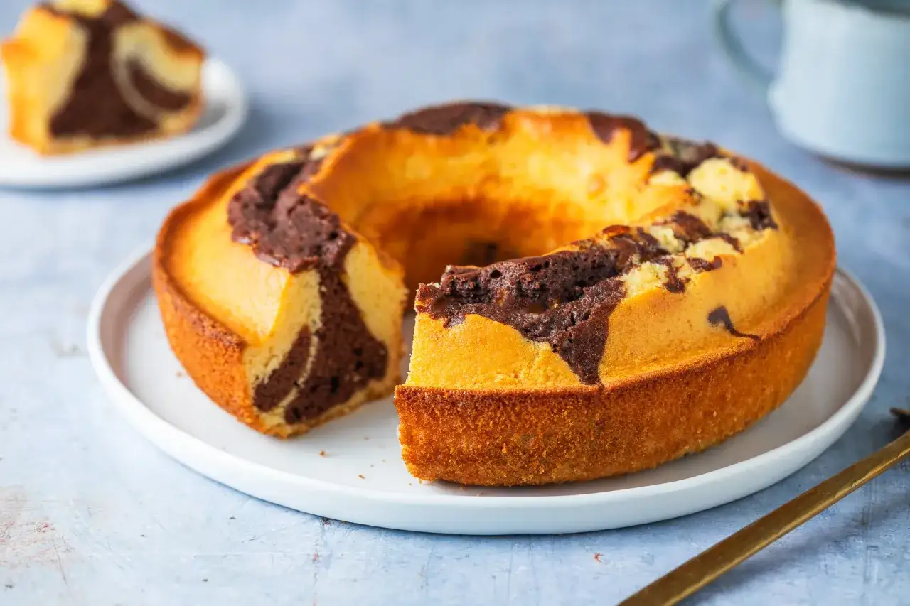 Ciambella soffice bicolore, con un invitante contrasto tra pasta chiara e cacao. Perfetta per la colazione o la merenda.