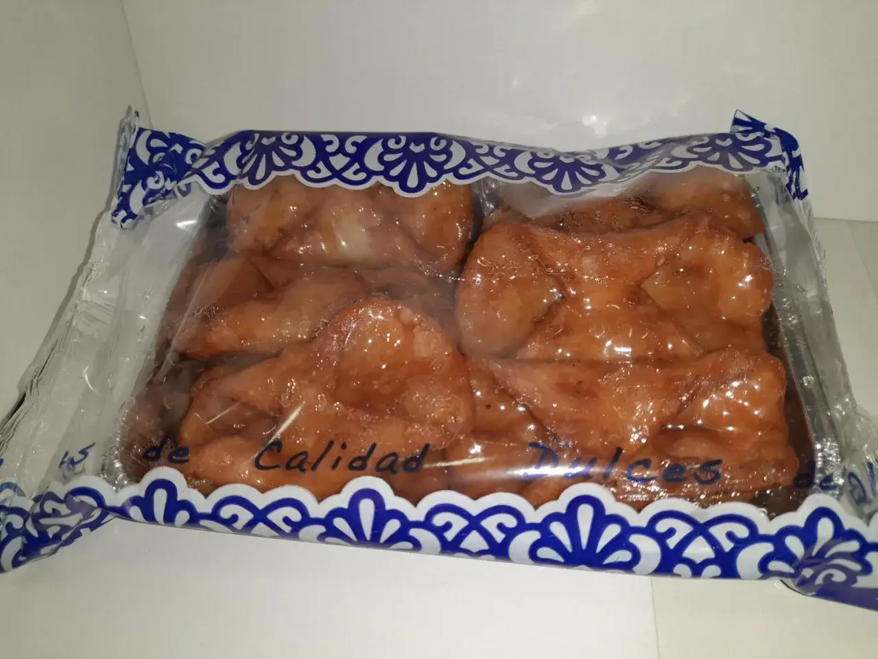 Dulces tradicionales envasados, listos para disfrutar. Una delicia que evoca la receta de pestiños antiguos.