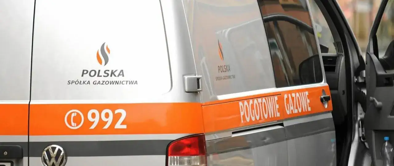 Na samochodzie widnieje napis