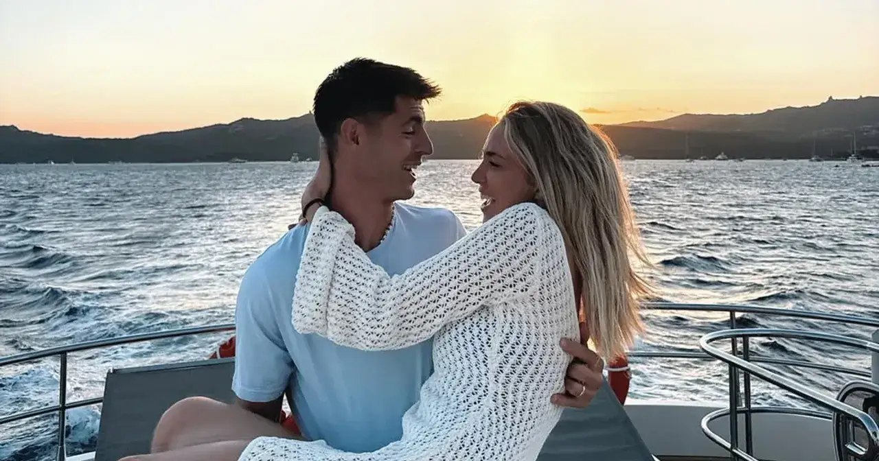 Alice Campello-Morata i jej ukochany na łodzi podczas zachodu słońca.