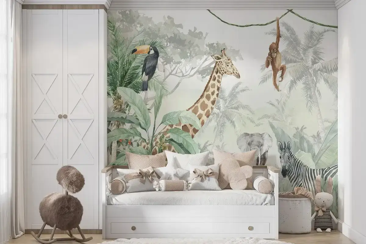Un mural animales infantil con una jirafa, un tuc&aacute;n, un mono, un elefante y una cebra en un entorno selv&aacute;tico.