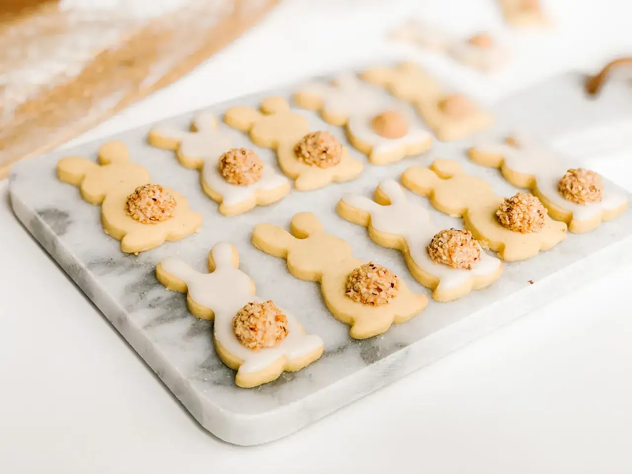 Hasen-Osterkekse mit Zuckerguss und Nuss-Schw&auml;nzchen. Ein einfaches Osterkekse Rezept f&uuml;r s&uuml;&szlig;e Leckereien.