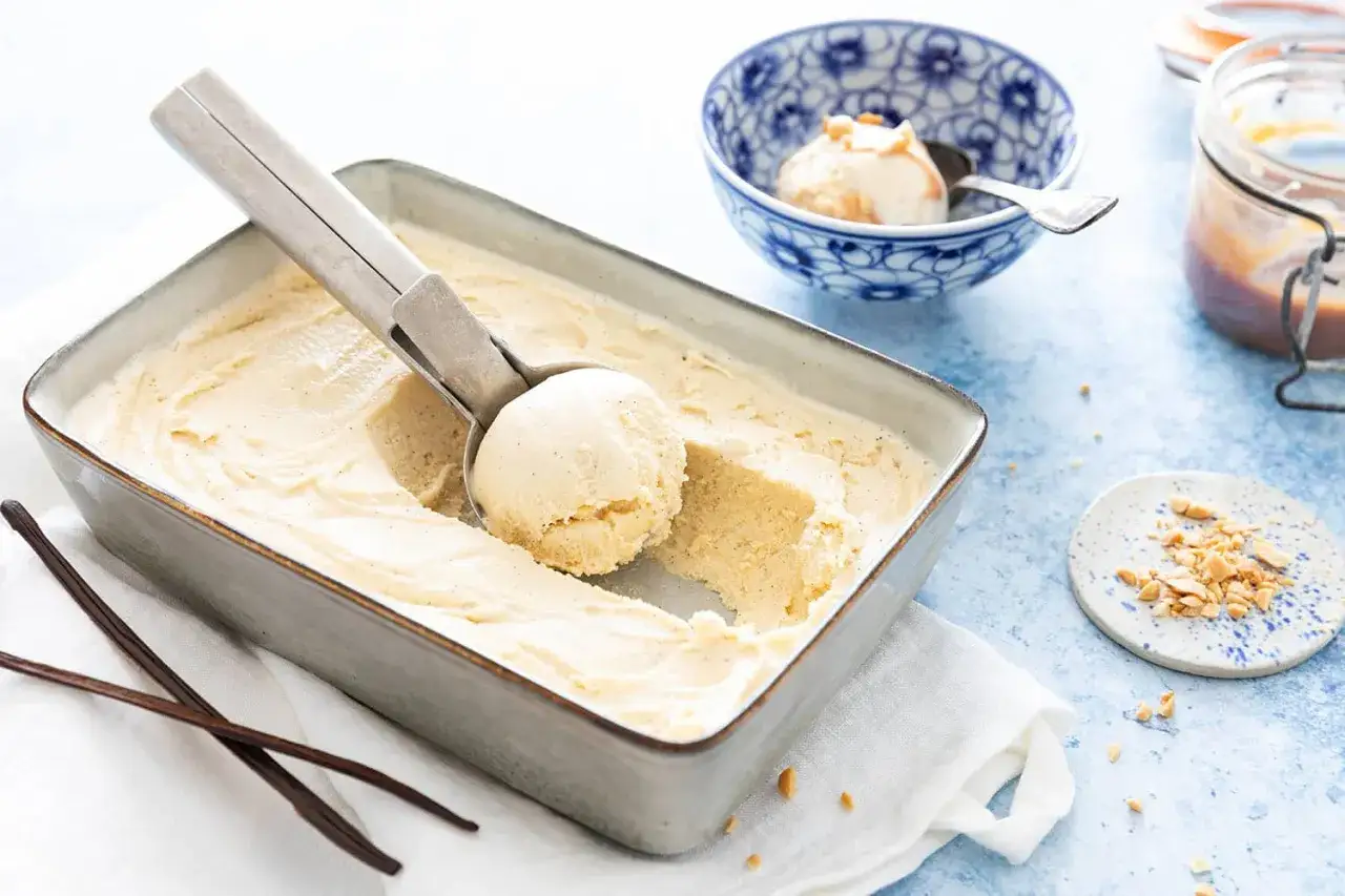 Glace &agrave; la vanille onctueuse, pr&ecirc;te &agrave; &ecirc;tre d&eacute;gust&eacute;e. Une recette turbine &agrave; glace facile pour un dessert parfait.