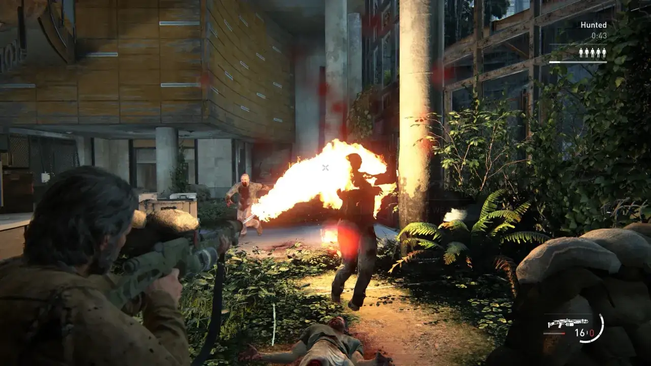 W grze The Last of Us na Nintendo Switch, Joel walczy z zainfekowanymi w płonącym budynku.