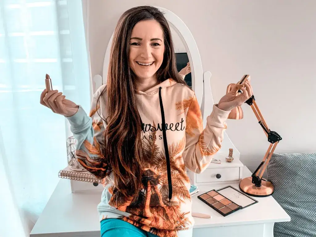 dziewczyna w męskiej bluzie oversize uśmiechnięta
