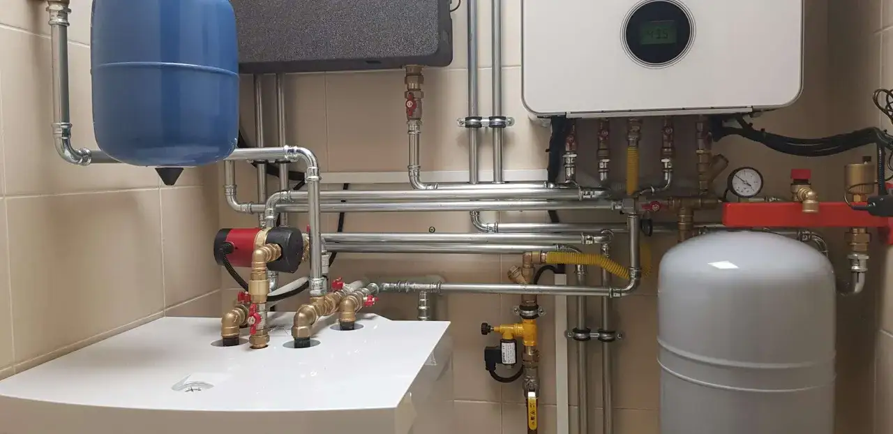 Instalacja pieca gazowego: widok na nowoczesny kocioł, pompę, zbiornik i rury. Dowiedz się, ile kosztuje instalacja pieca gazowego.