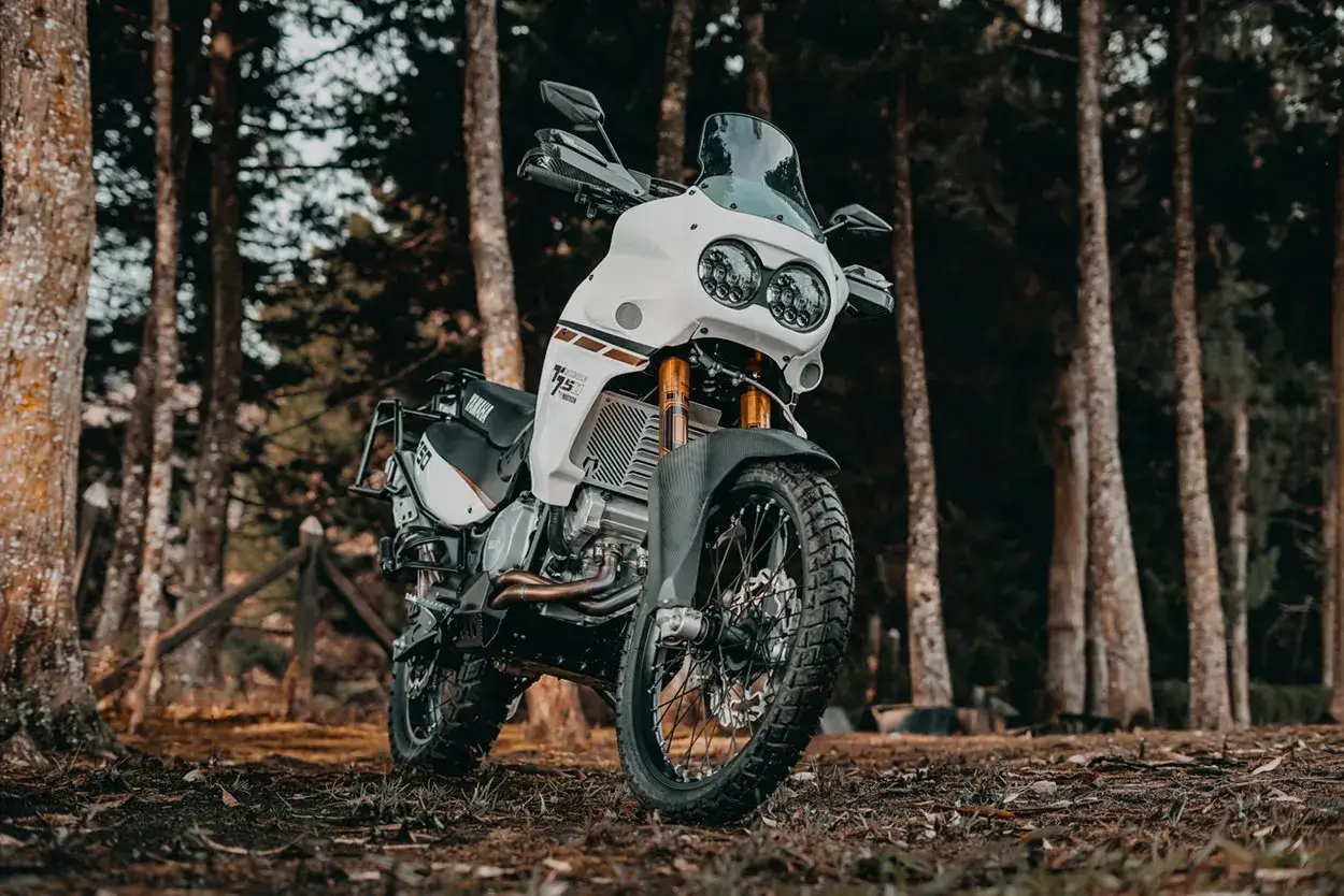 Biały motocykl Yamaha XTZ 750 Super Tenere, gotowy na przygodę. Poznaj jego dane techniczne i ruszaj w teren!