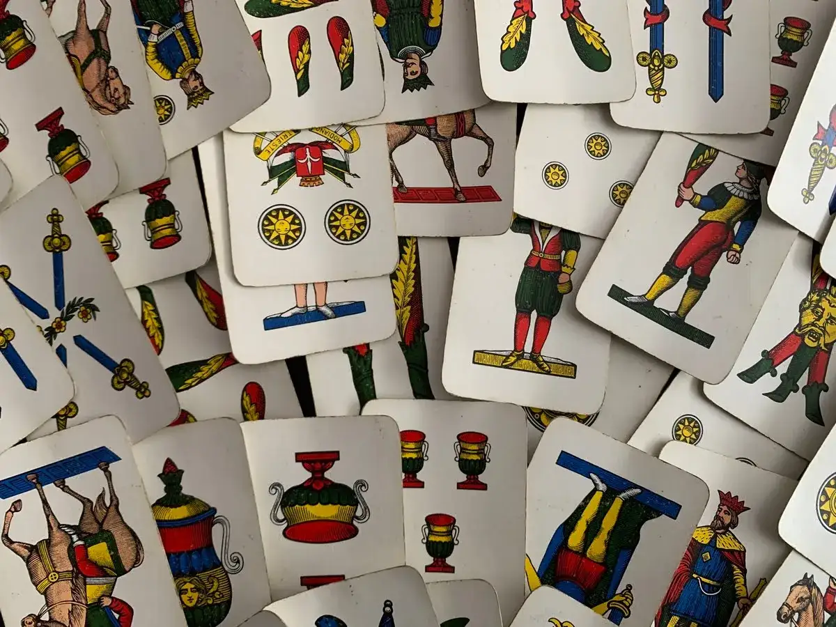 Un mazzo di carte napoletane, con figure colorate e simboli. Chissà chi ha inventato le carte napoletane, un gioco che diverte da secoli.