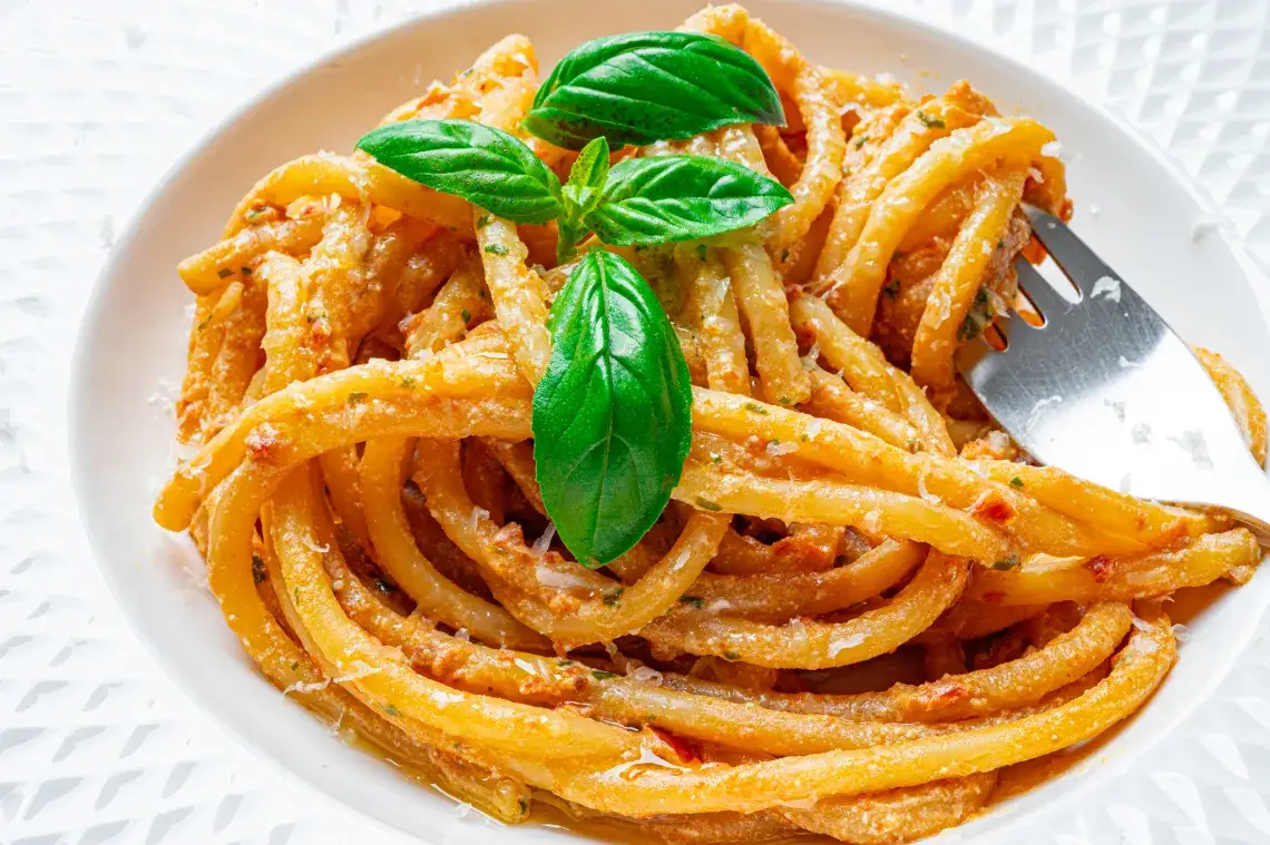 makaron z pesto z suszonych pomidor&oacute;w r&oacute;żne kształty
