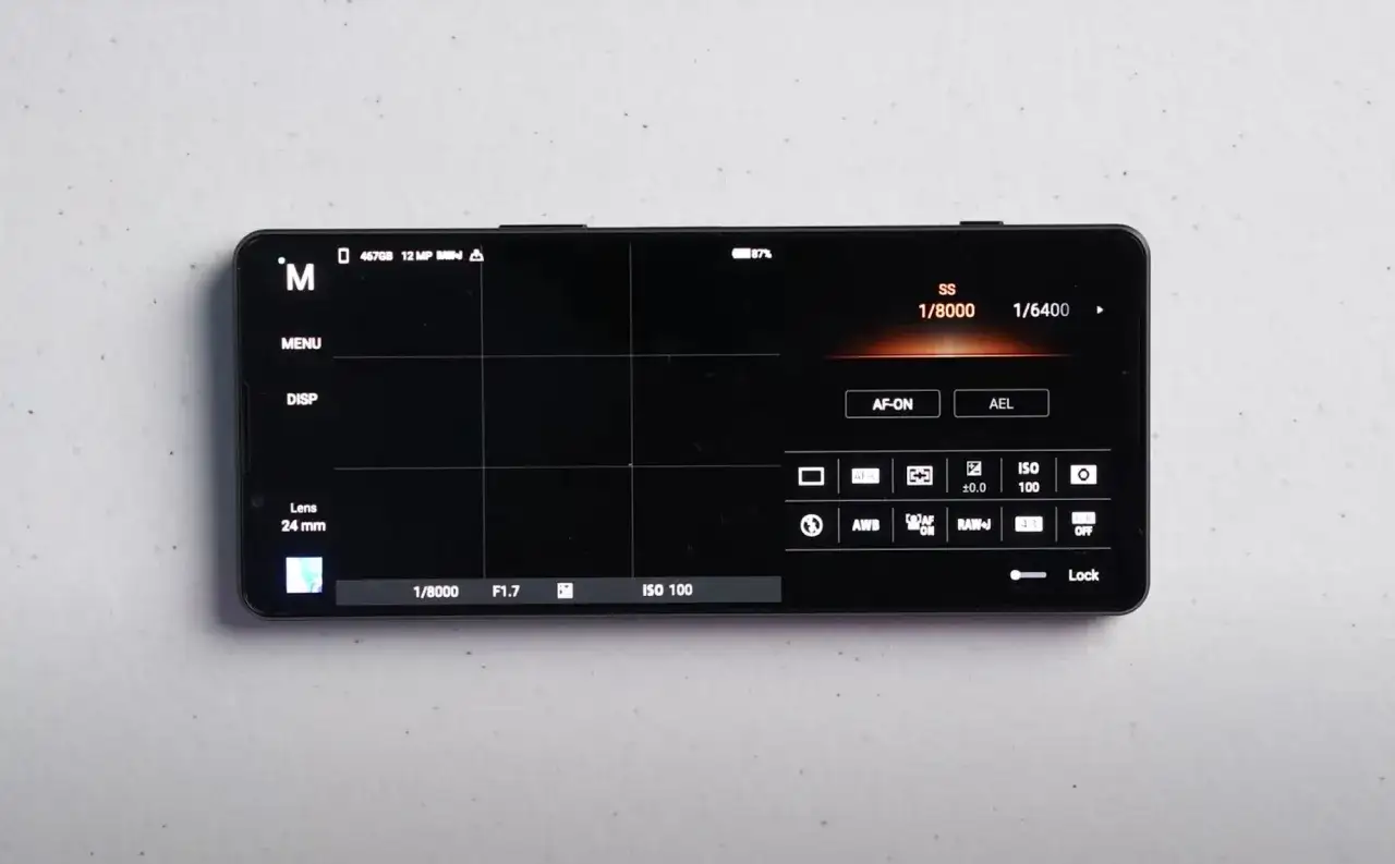 Ekran telefonu Xperia 1 Pro z ustawieniami aparatu: czas 1/8000s, ISO 100, obiektyw 24mm.